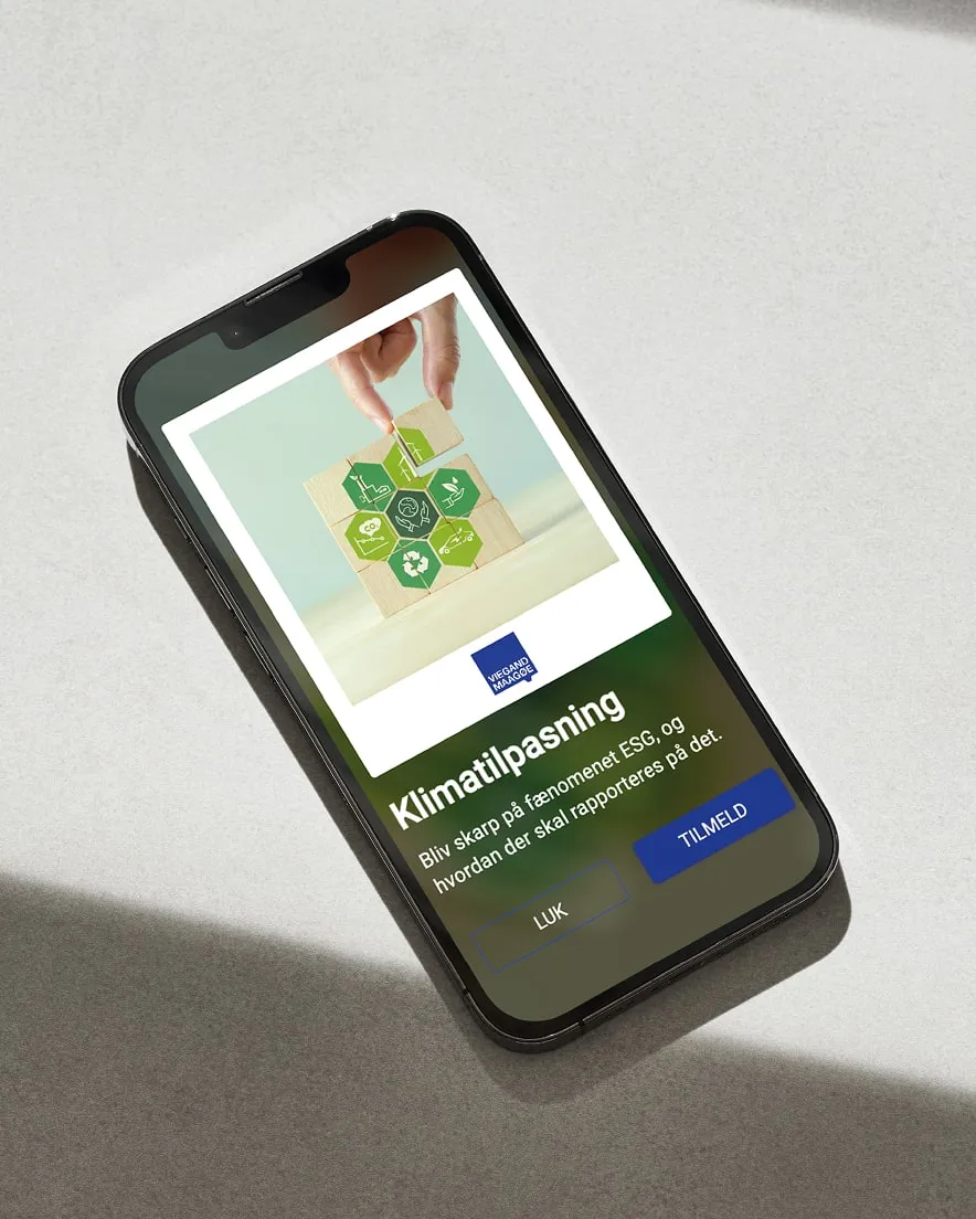 Telefon med en annonce fra Viegand Maagøe om klimatilpasning og en tilmeldingsknap.
