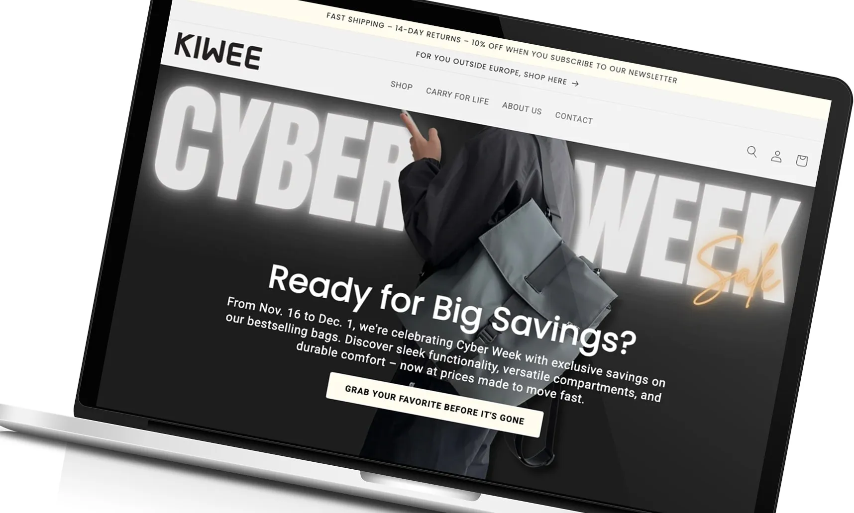 Laptop med KIWEEs webshop, hvor forsiden viser en Cyber Week-kampagne.